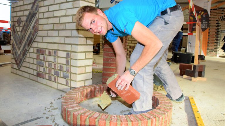 Roman Breitung beim Mauern